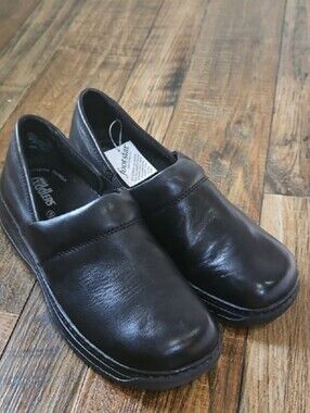 NWT Cobbie Cuddlers Women's Black Leather Mules‎